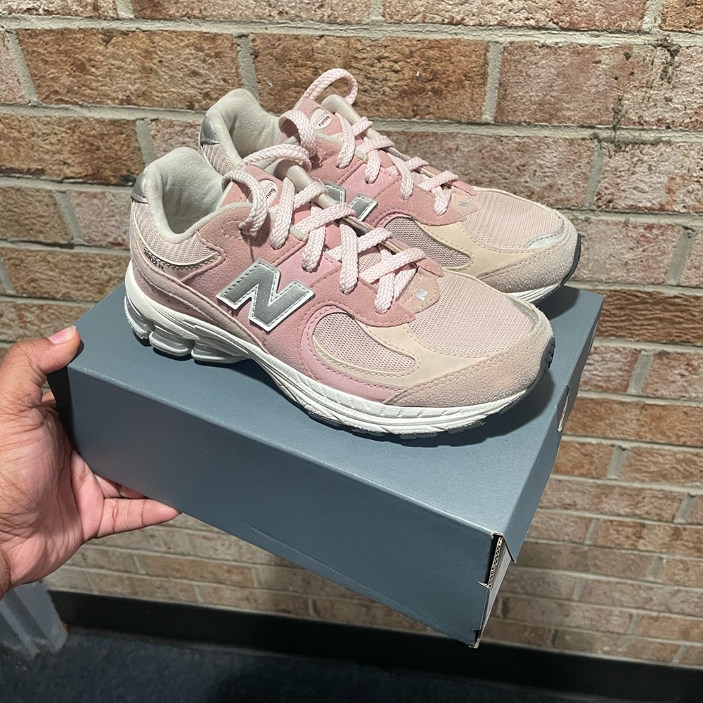 New Balance 2002 rose pink size 3Y comes with original box.